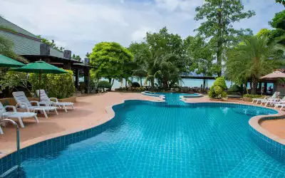 Hotel Andaman Beach Resort mit 99 % Empfehlungsrate Hotel Andaman Beach Resort in Koh Phi Phi Don