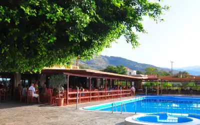 Hotel Kampos Village Resort mit 95 % Empfehlungsrate Hotel Kampos Village Resort in Kambos Marathokambos - Votsalakia