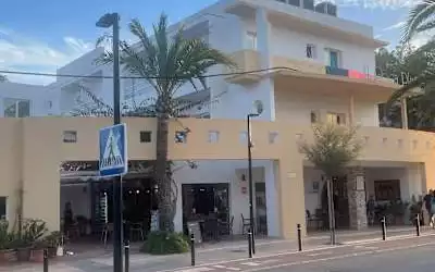 Hostal Roca Plana mit 98 % Empfehlungsrate Hostal Roca Plana in Es Pujols