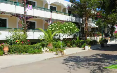 Hotel Trefon Apartments in Platanes