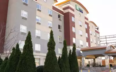 Hotel Holiday Inn Express Maspeth mit 100 % Empfehlungsrate Hotel Holiday Inn Express Maspeth in New York - Queens