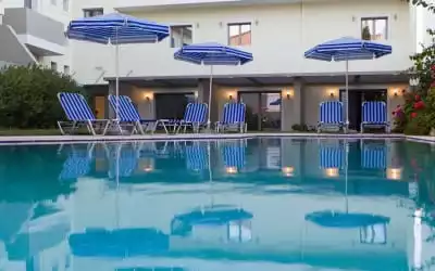 Hotel Panormo Beach mit 90 % Empfehlungsrate Hotel Panormo Beach in Panormos