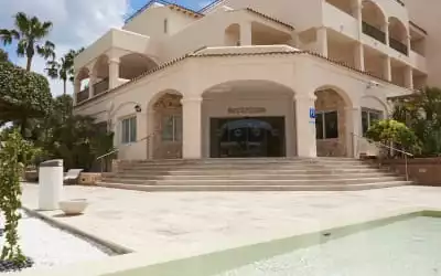 Invisa Hotel Club Cala Blanca in Playa Des Figueral