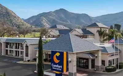 Hotel Comfort Inn & Suites Sequoia Kings Canyon mit 99 % Empfehlungsrate Hotel Comfort Inn & Suites Sequoia Kings Canyon in Three Rivers