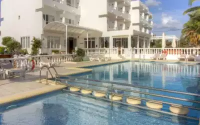 Hotel Lago Playa I & II mit 84 % Empfehlungsrate Hotel Lago Playa I & II in Es Pujols