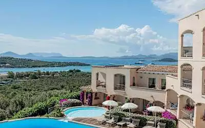 Hotel Petra Bianca mit 99 % Empfehlungsrate Hotel Petra Bianca in Cala di Volpe